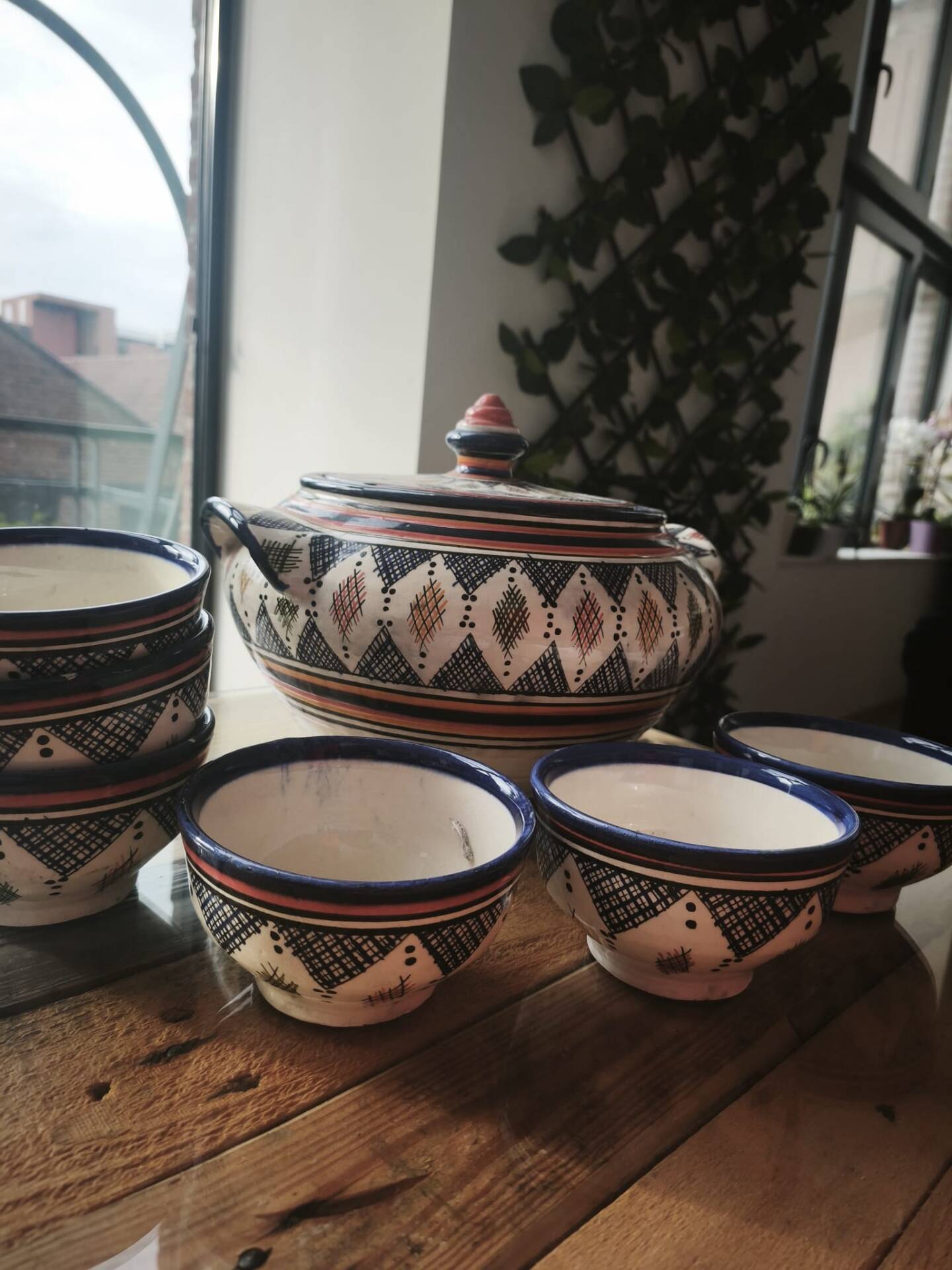 Ceramic soup tureen with its 6 bowls