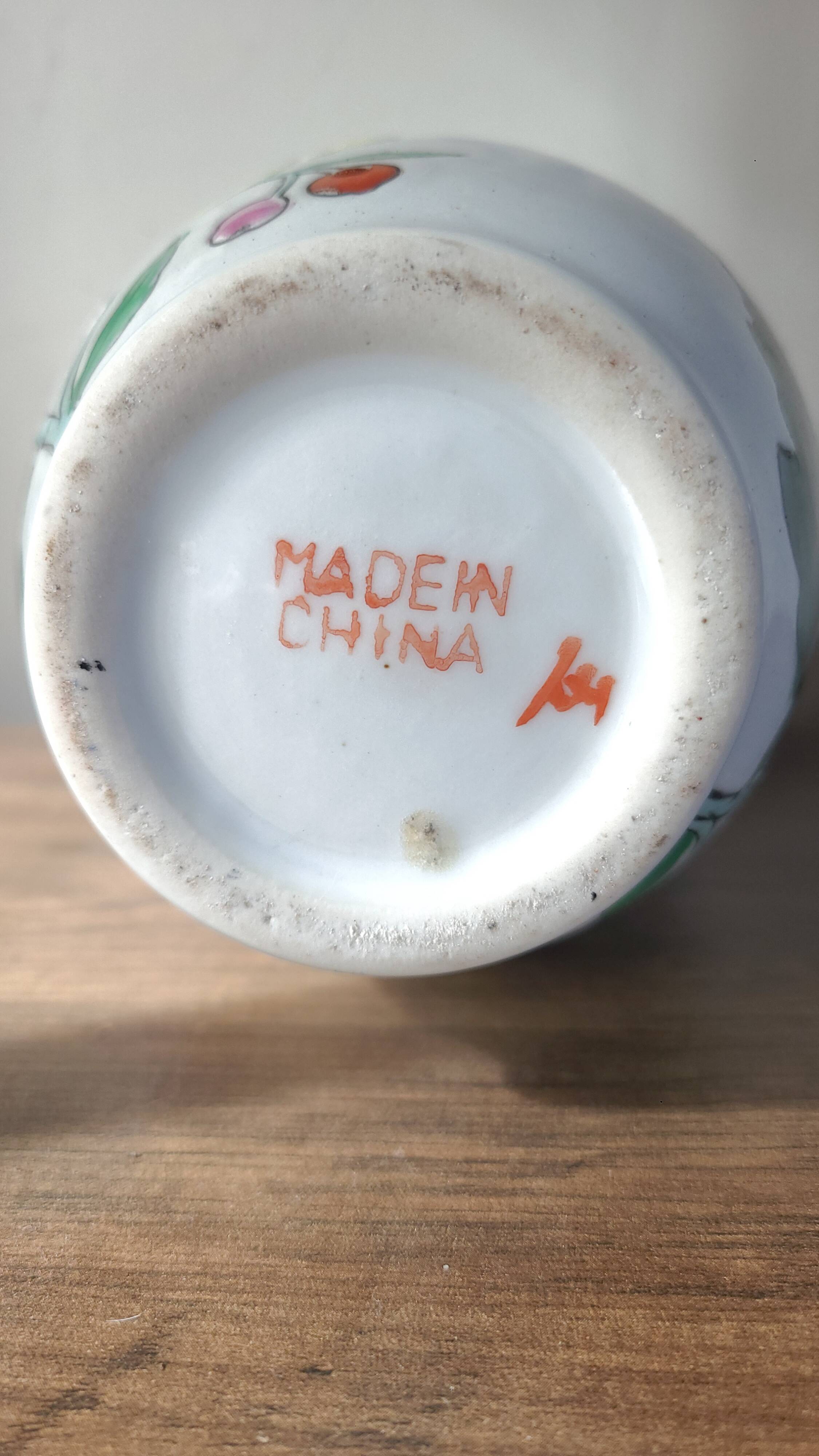 Hand-painted Chinese vase | Floral patterns