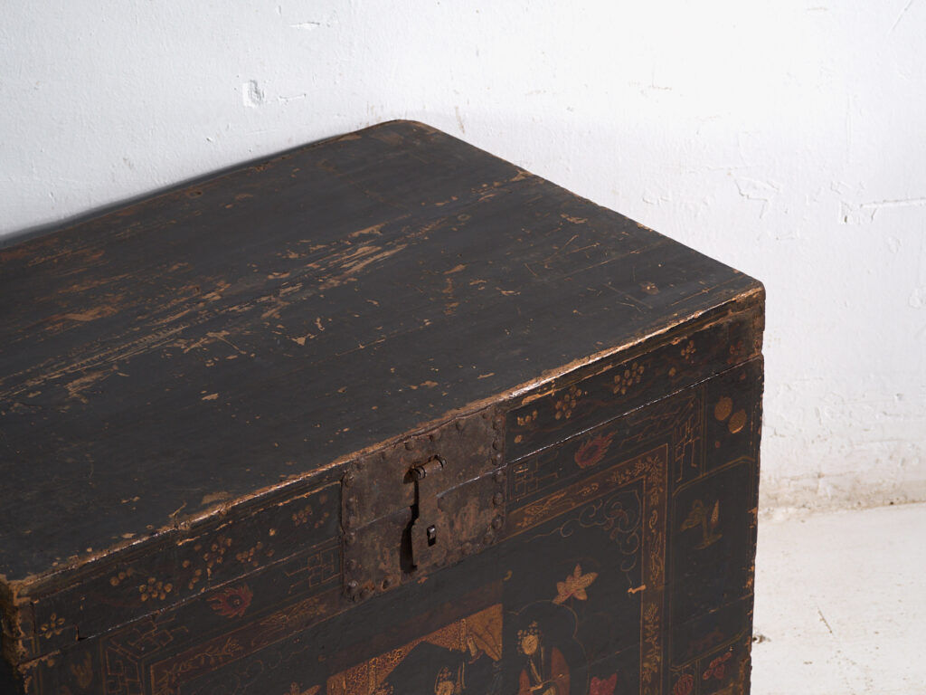 Coffre ancien peint en bois de pin – Chine, vers 1900