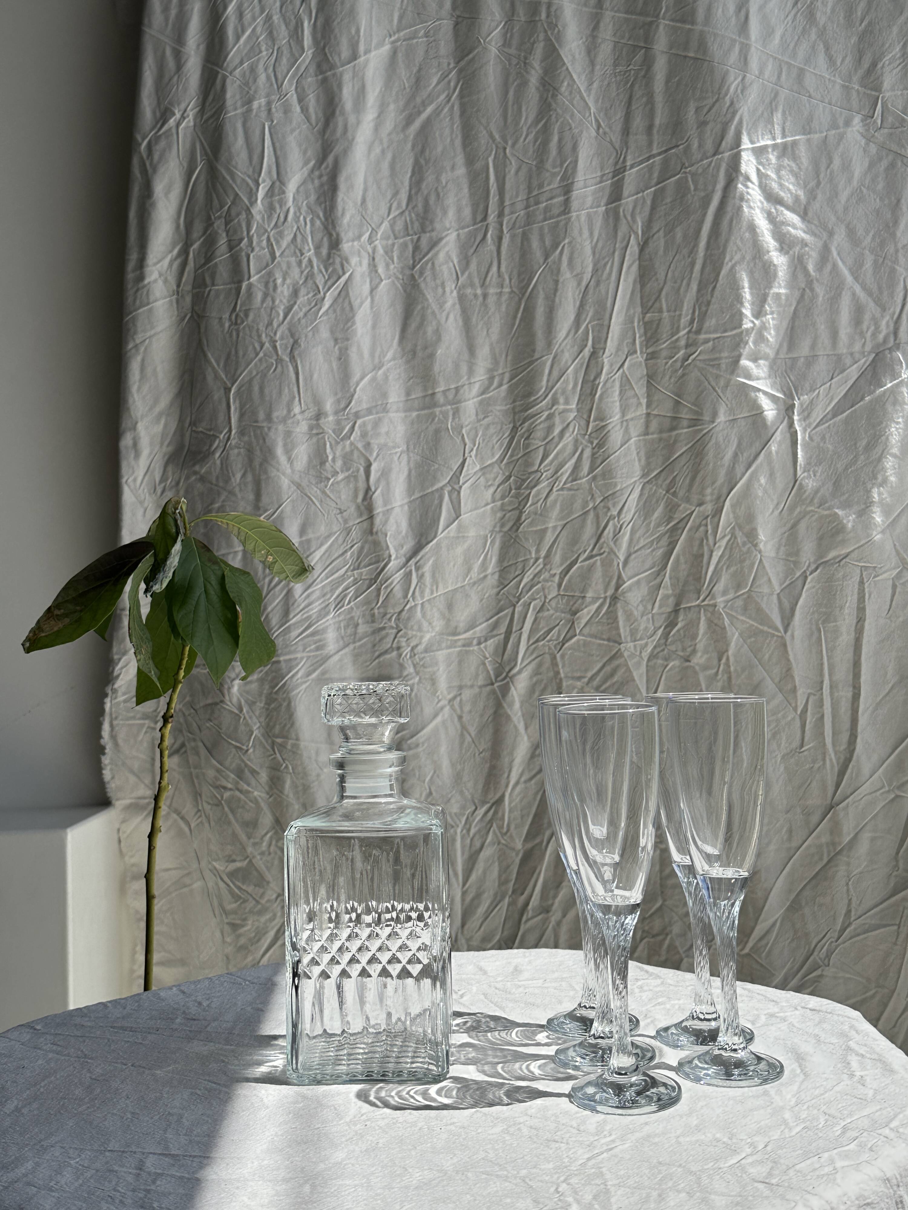 Set of 5 glass champagne flutes with twisted ribbed base