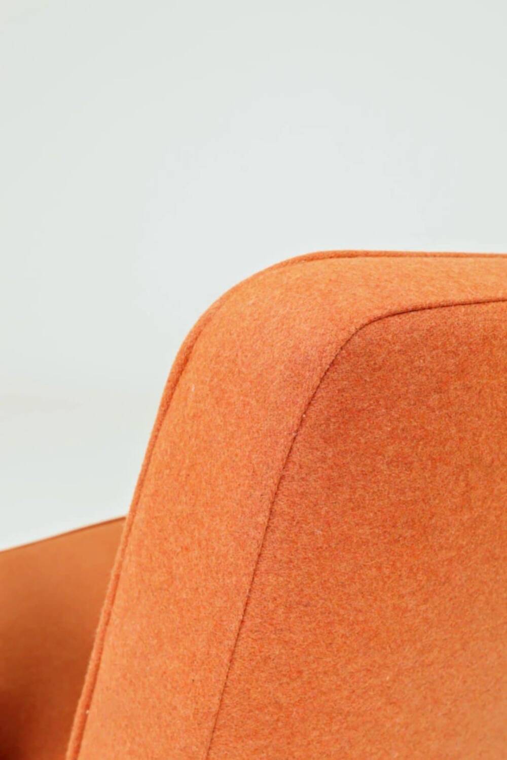 Fauteuil lounge vintage en laine, tissu orange et bois de hêtre
