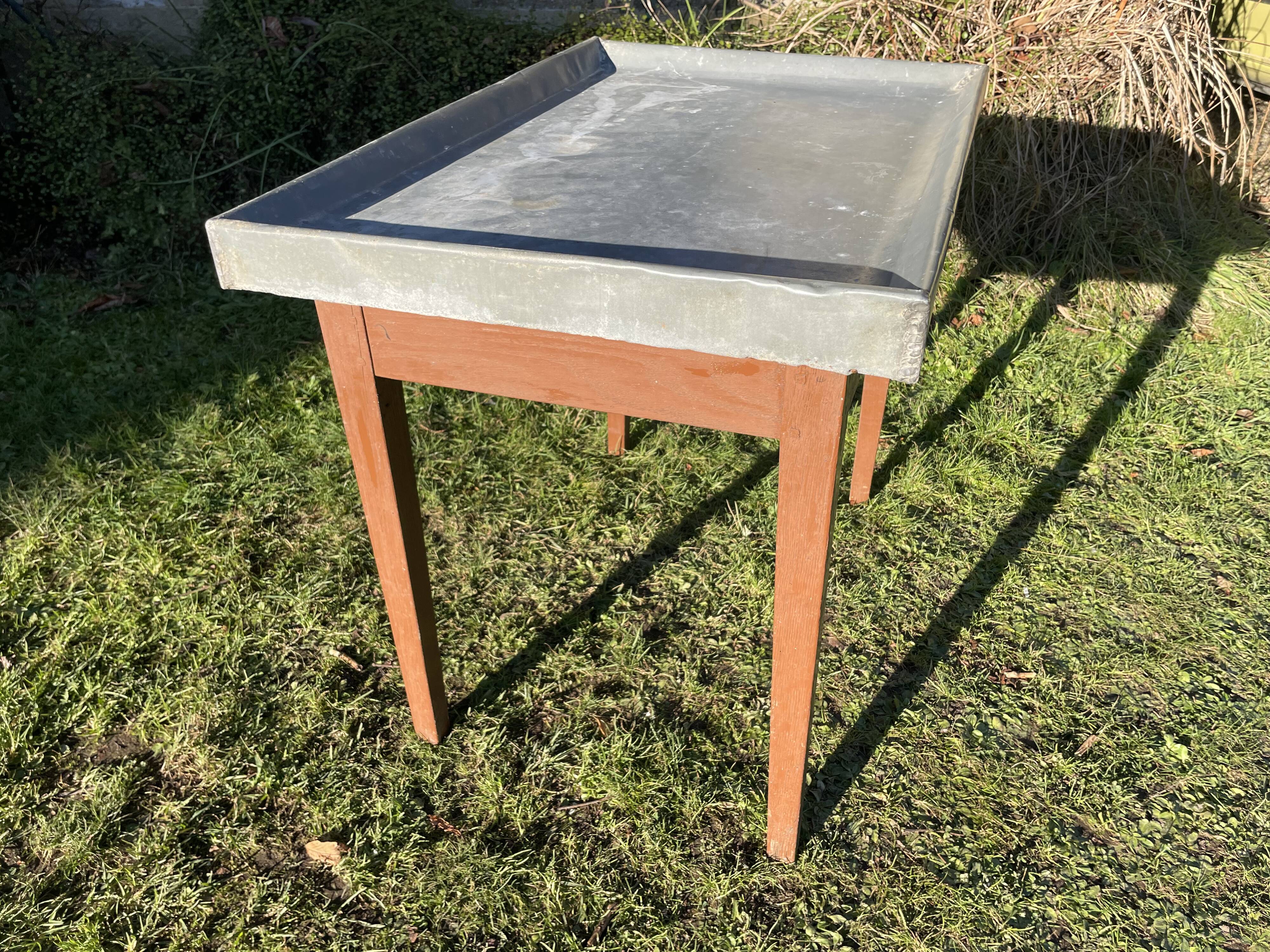 Desserte ou table de rempotage