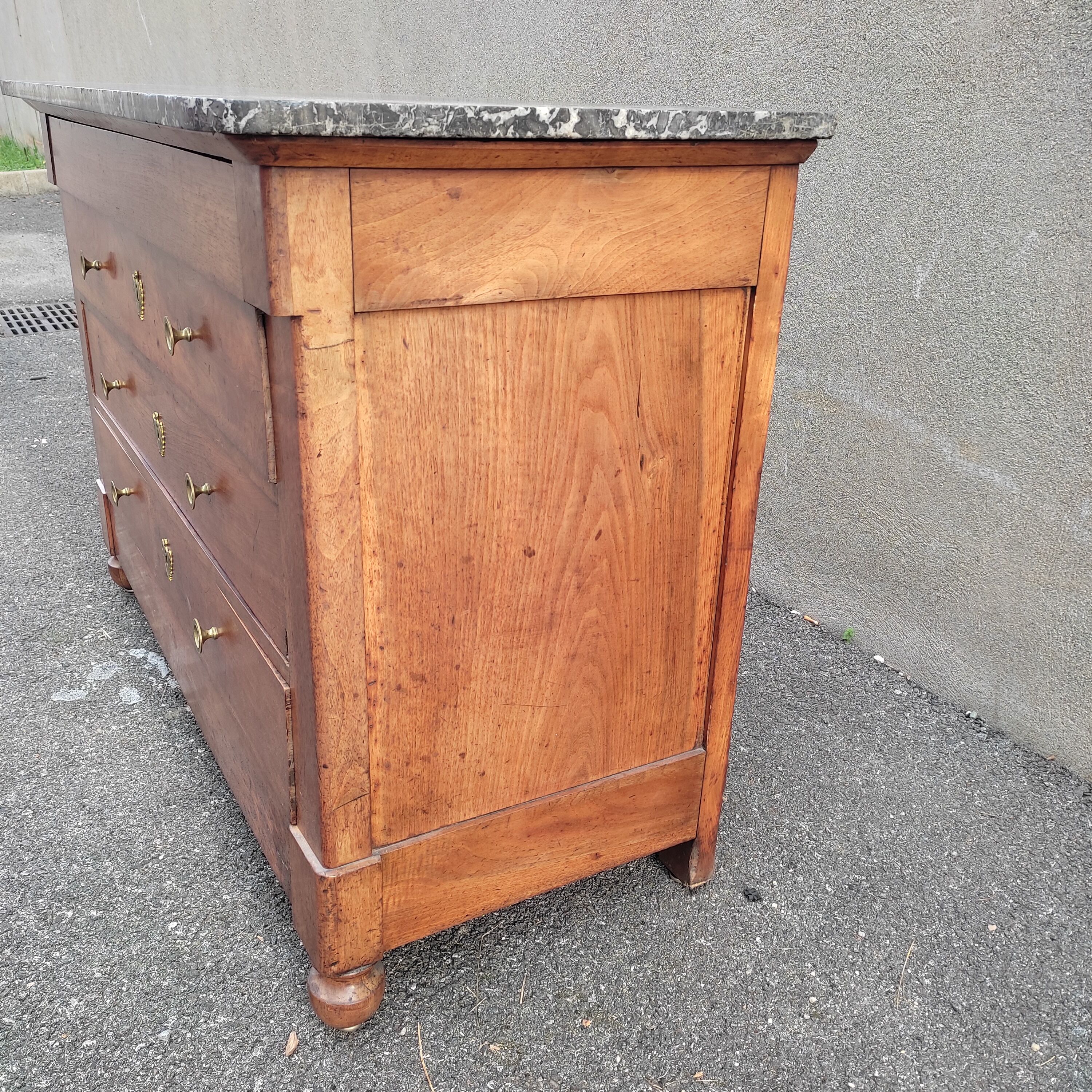 Antique chest of drawers