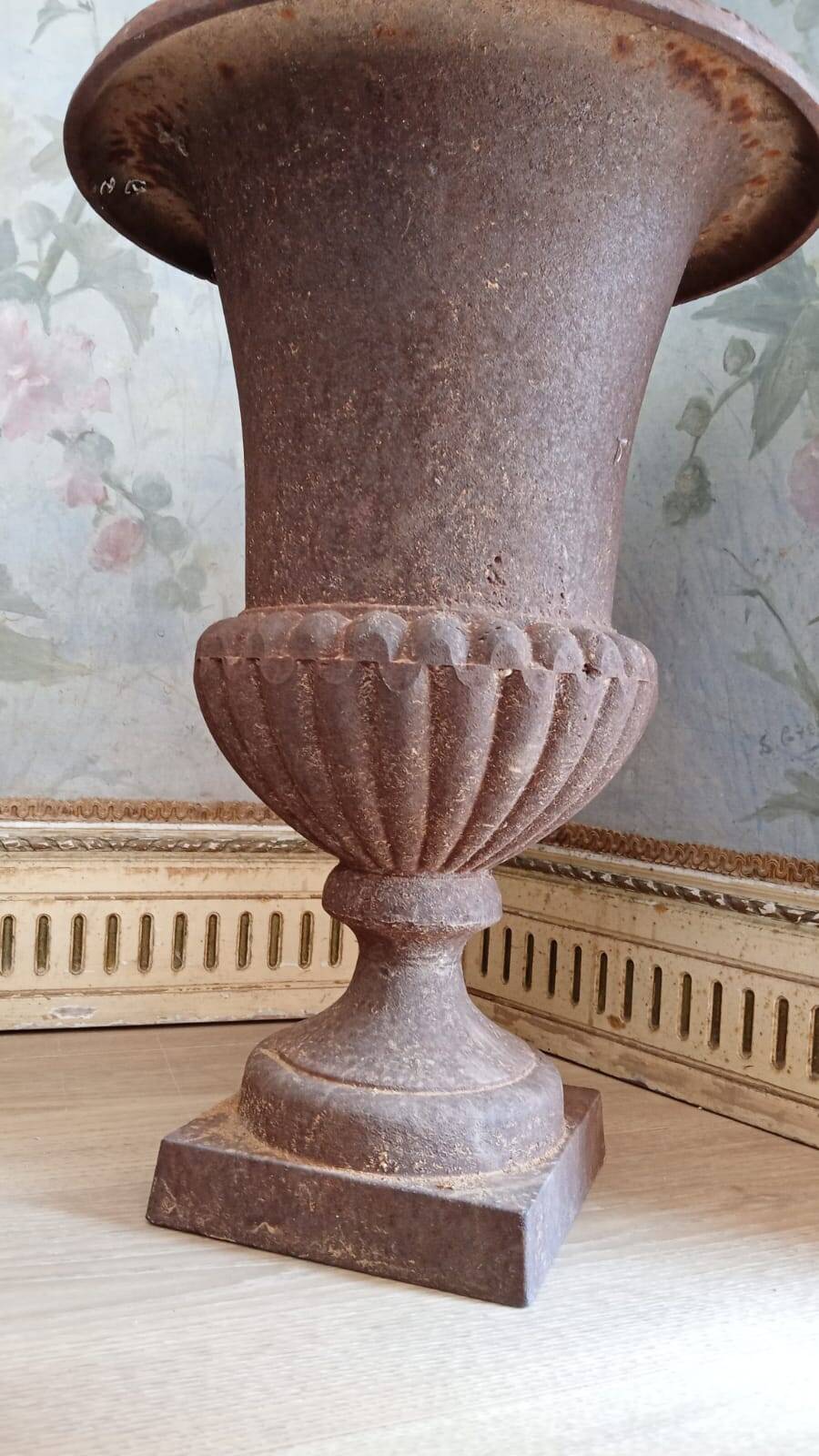 Vase Médicis en Fonte, 46 cm X 33 cm.