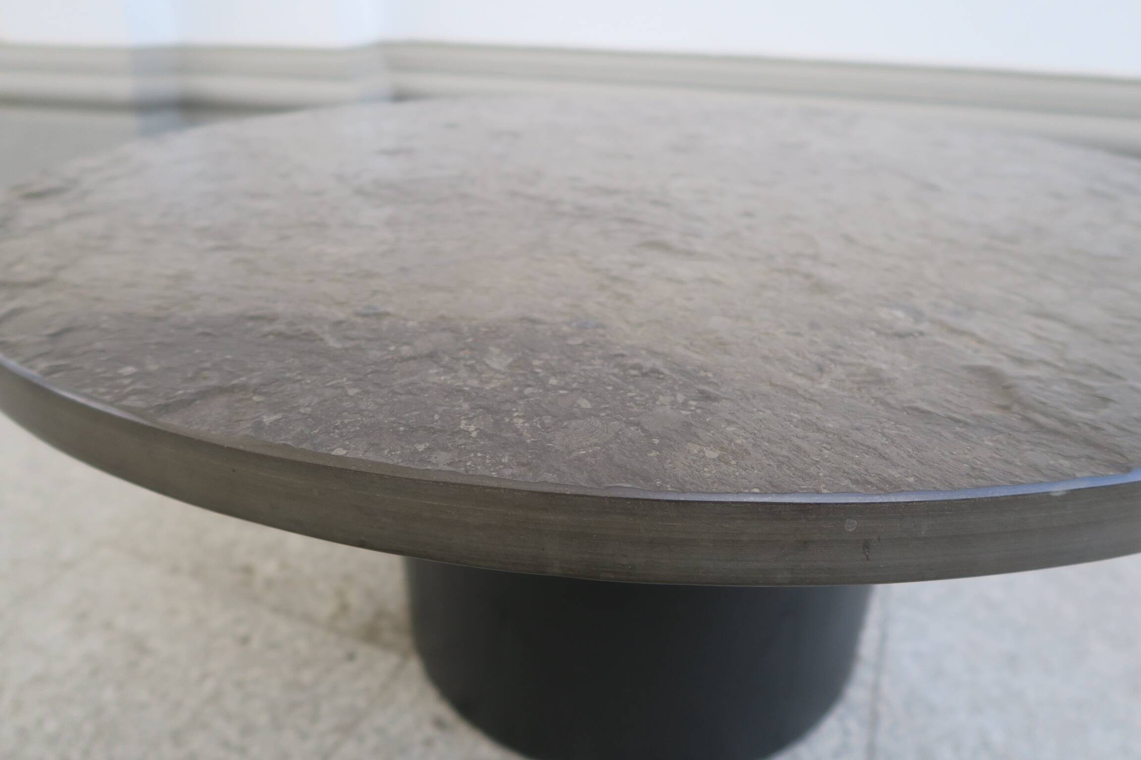 table basse ronde avec plateau en ardoise noire par draenert studios