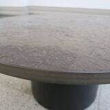 table basse ronde avec plateau en ardoise noire par draenert studios