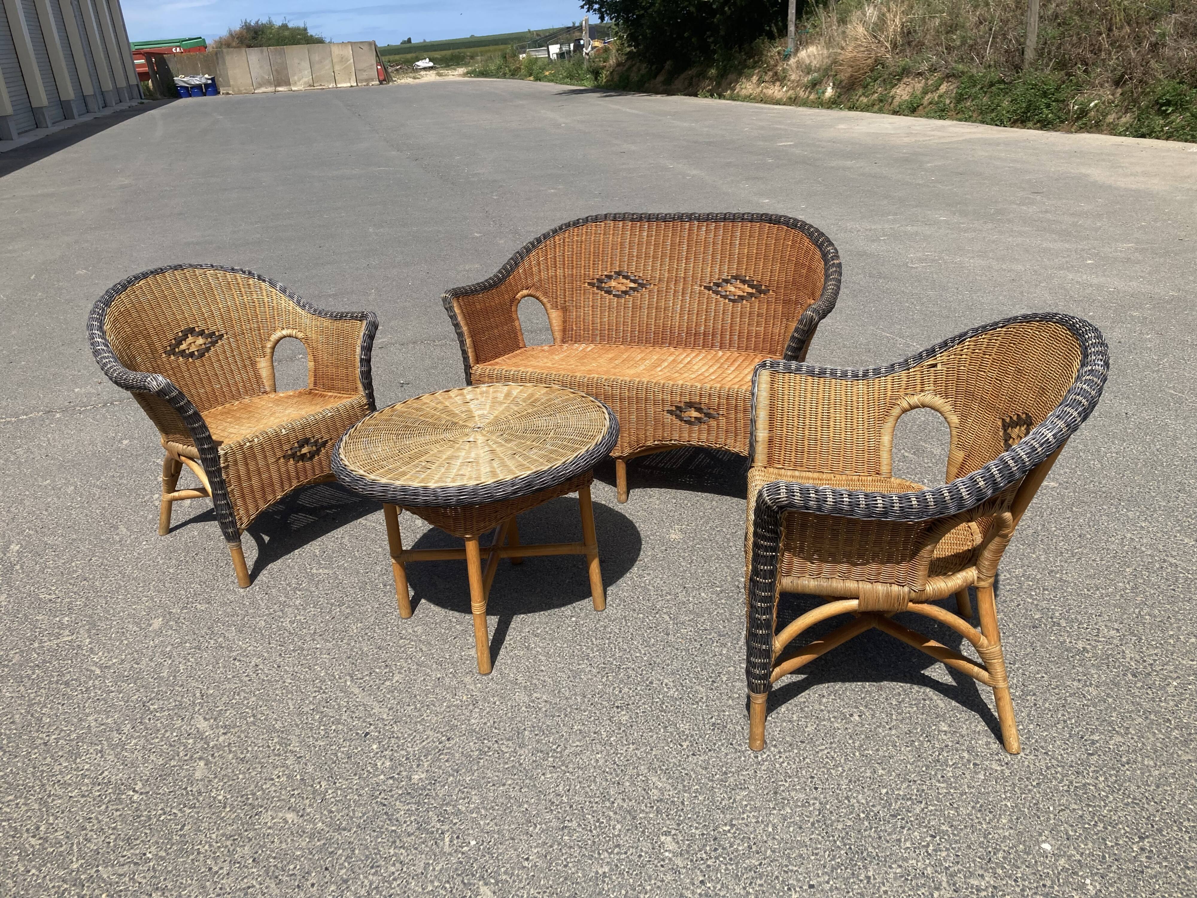 Used rattan lounge
