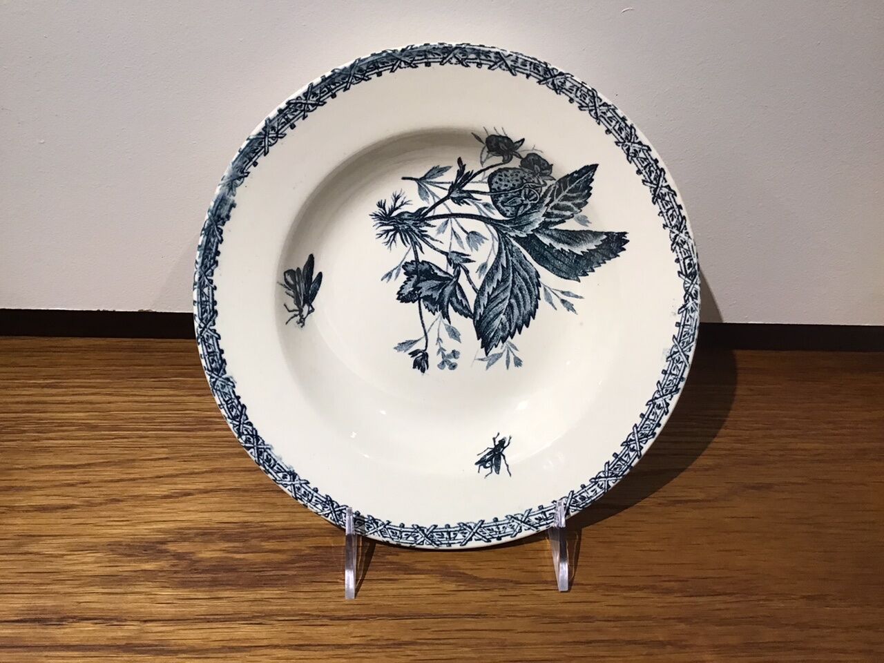 Hollow plate decor insects and strawberries, Manufacture Choisy the King, Iron Land, H Boulenger - Co.