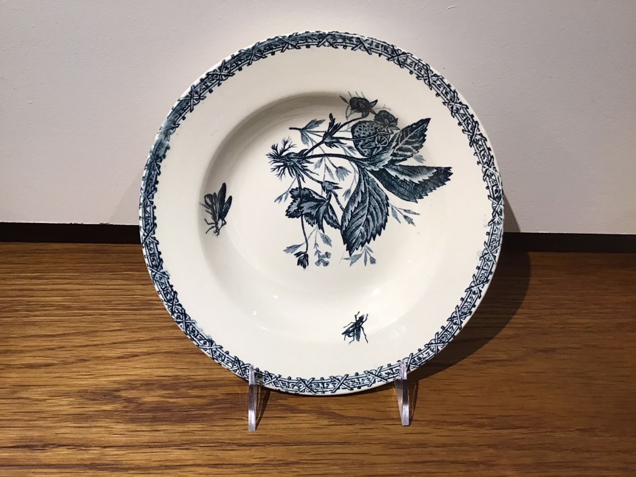 Hollow plate decor insects and strawberries, Manufacture Choisy the King, Iron Land, H Boulenger - Co.