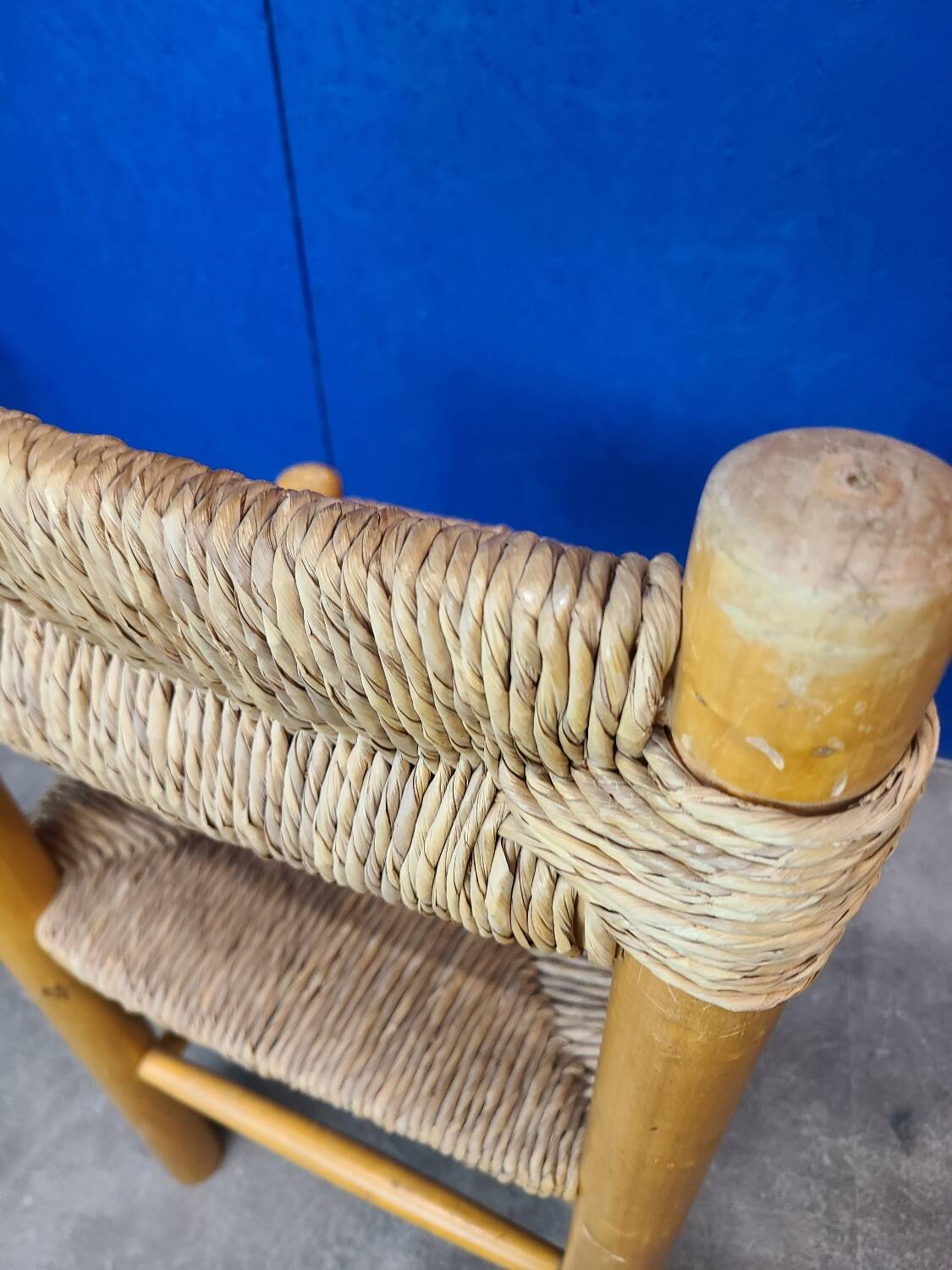 Chaise paillée bois clair vintage style Perriand