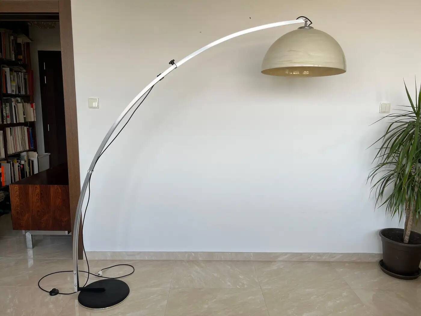 Design midcentury Harvey Guzzini style adjustable floor arc lamp, around 1970