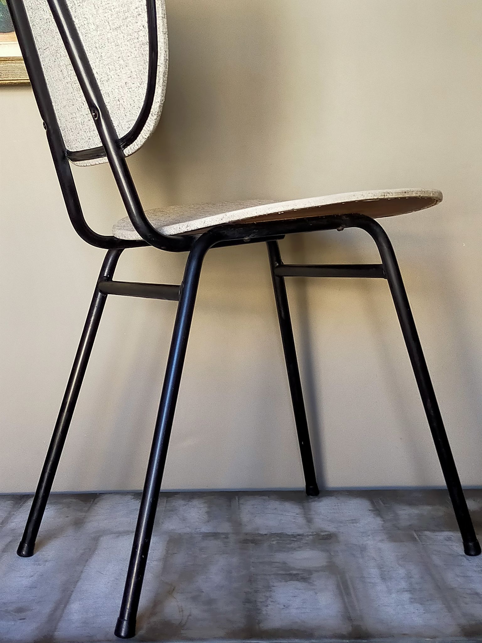 Speckled skaï chair and feet black metal tubes 50s