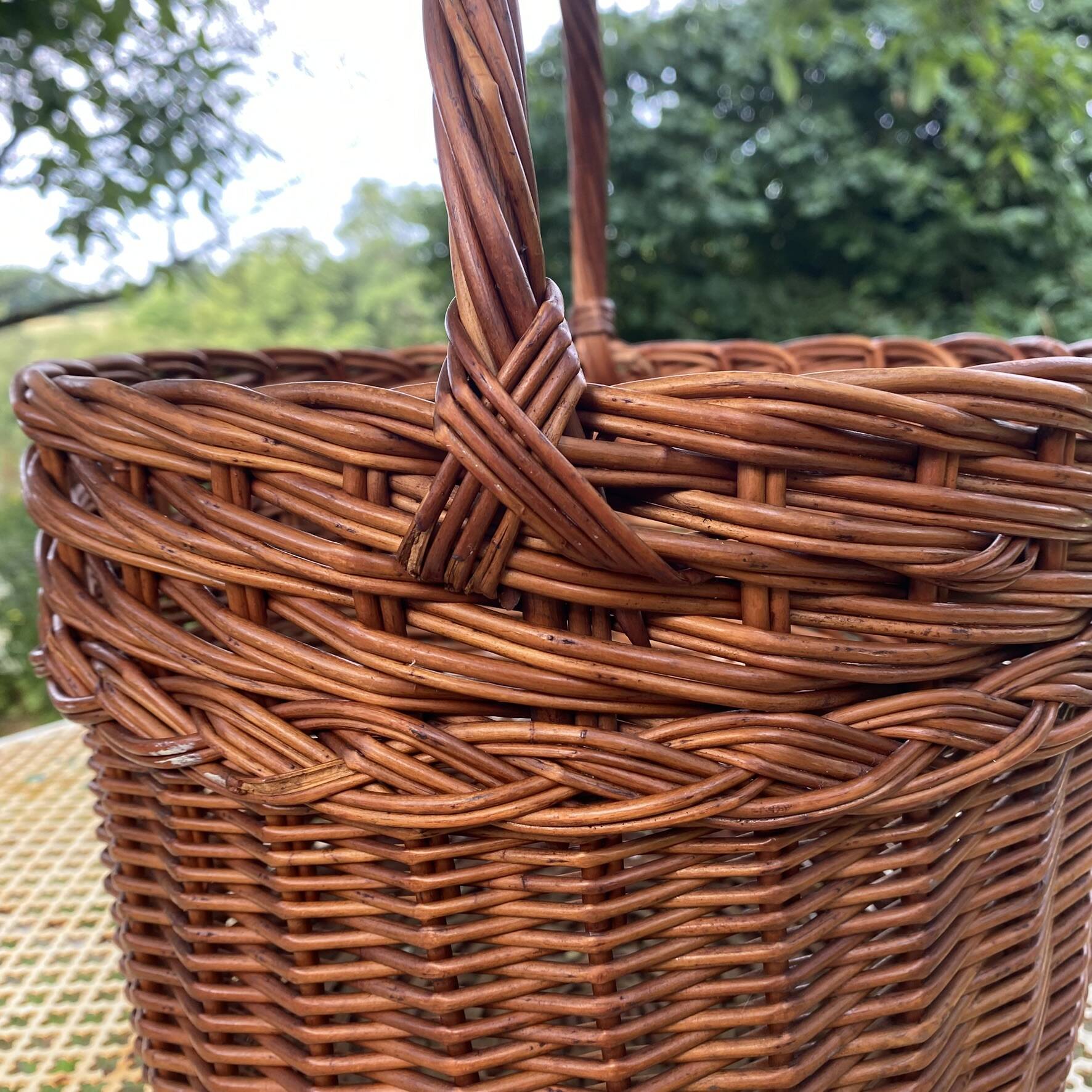 Woven wicker round basket