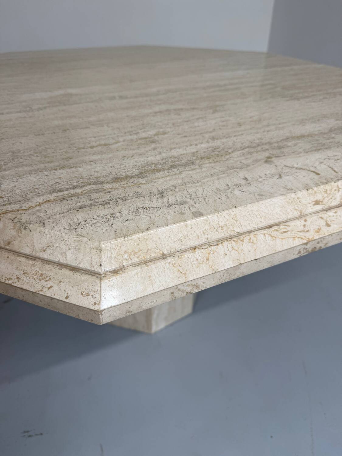 Table de repas en travertin épais design italien des années 70 vintage
