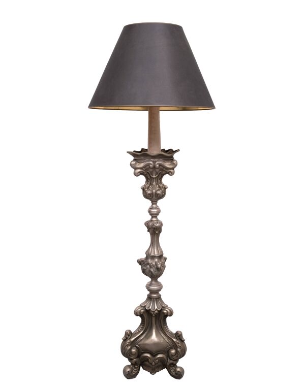 Superbe lampadaire en étain rococo antique d'Italie.