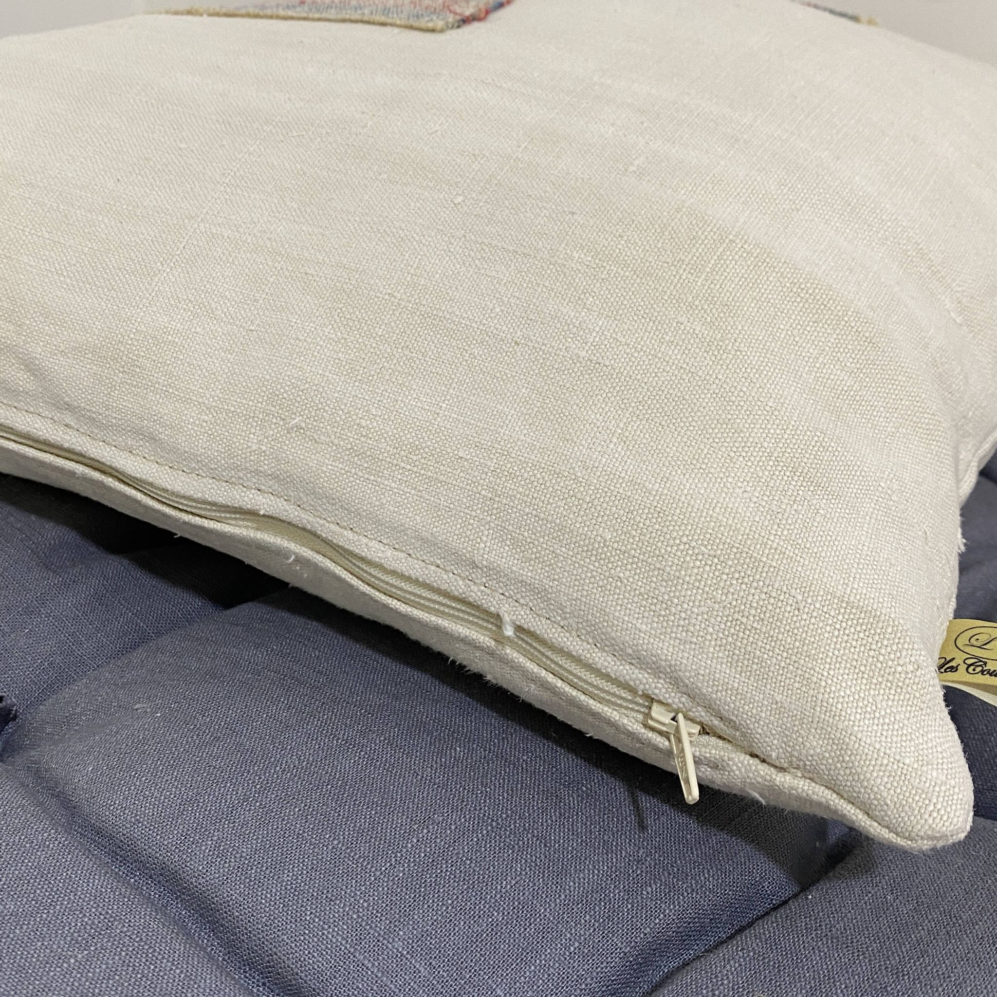 Coussin carré en toile ancienne style Kilim