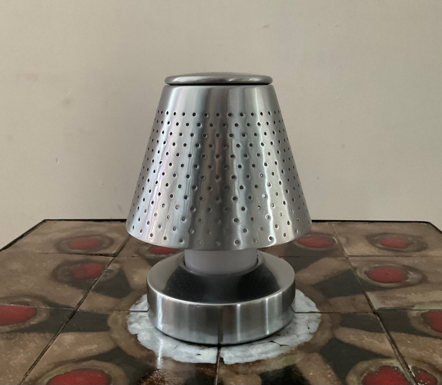Lampe design en inox perforé