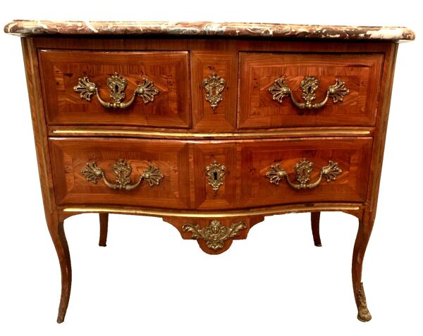 Commode sauteuse Louis XV a façade galbée XVIII siècle