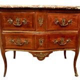 Commode sauteuse Louis XV a façade galbée XVIII siècle
