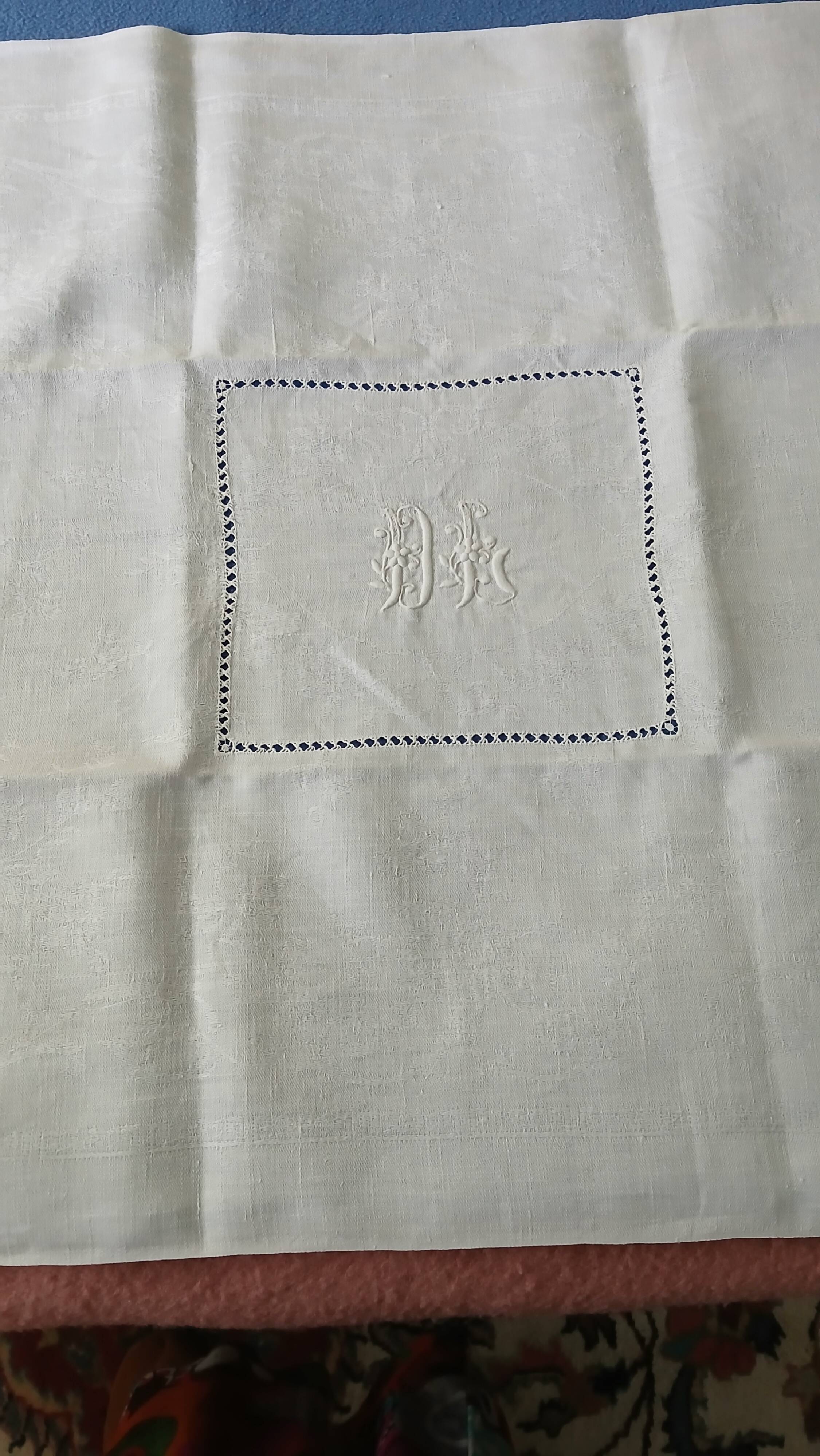 Nappe ancienne brodée et 12 serviettes