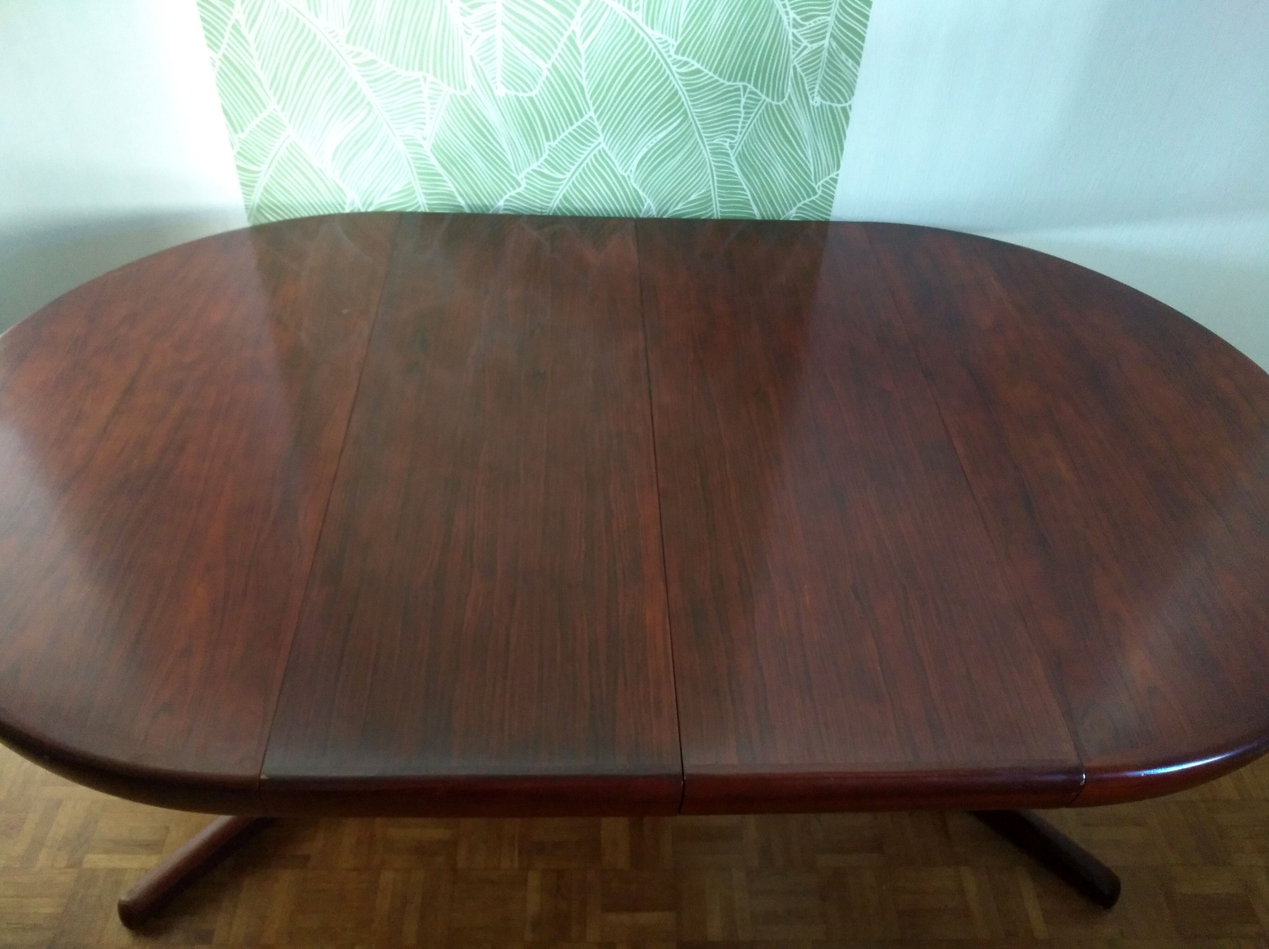 Danish extendable round table on central support