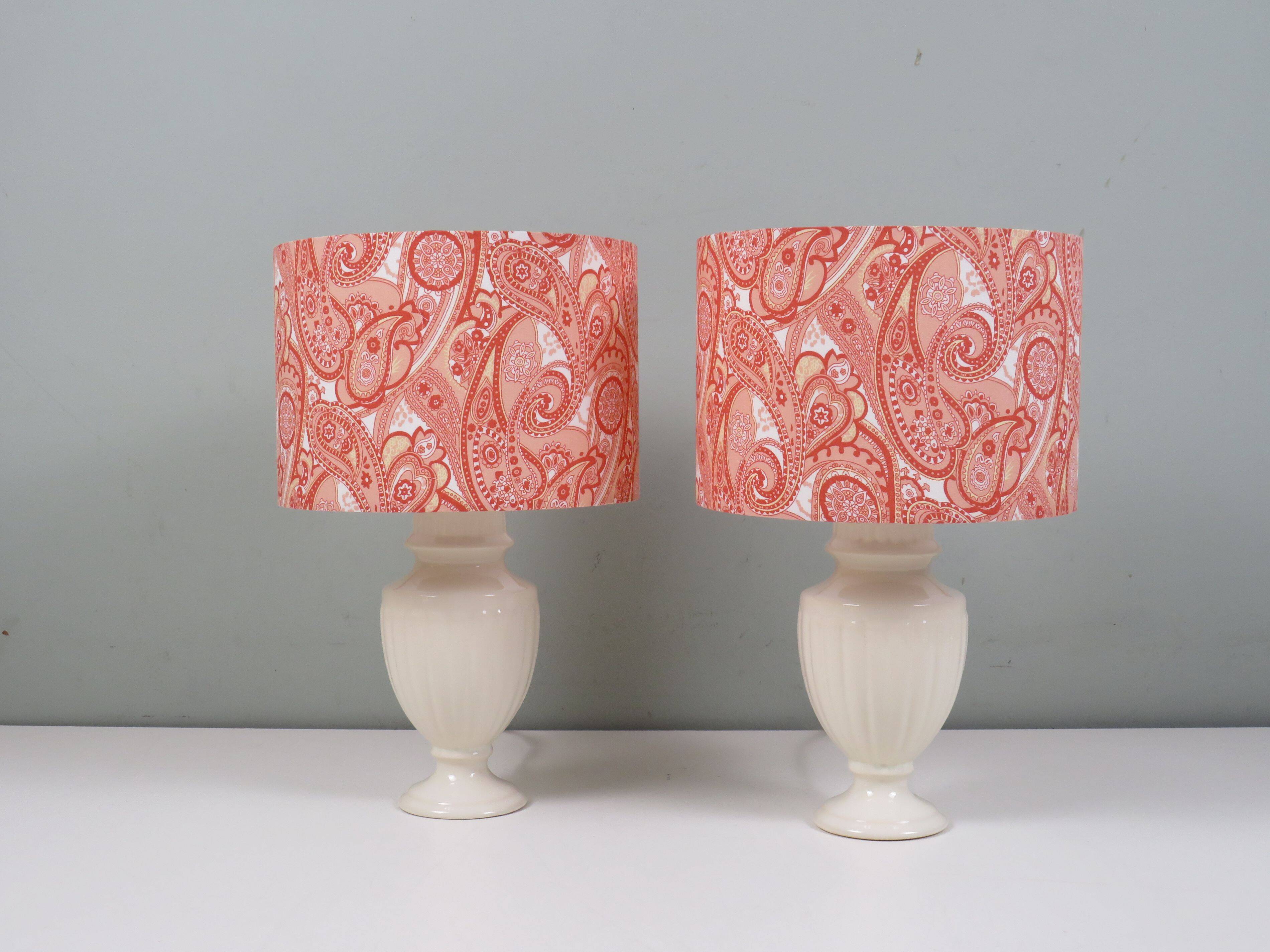 Lot de 2 lampes de chevet en céramique avec abat-jour à motif cachemire.