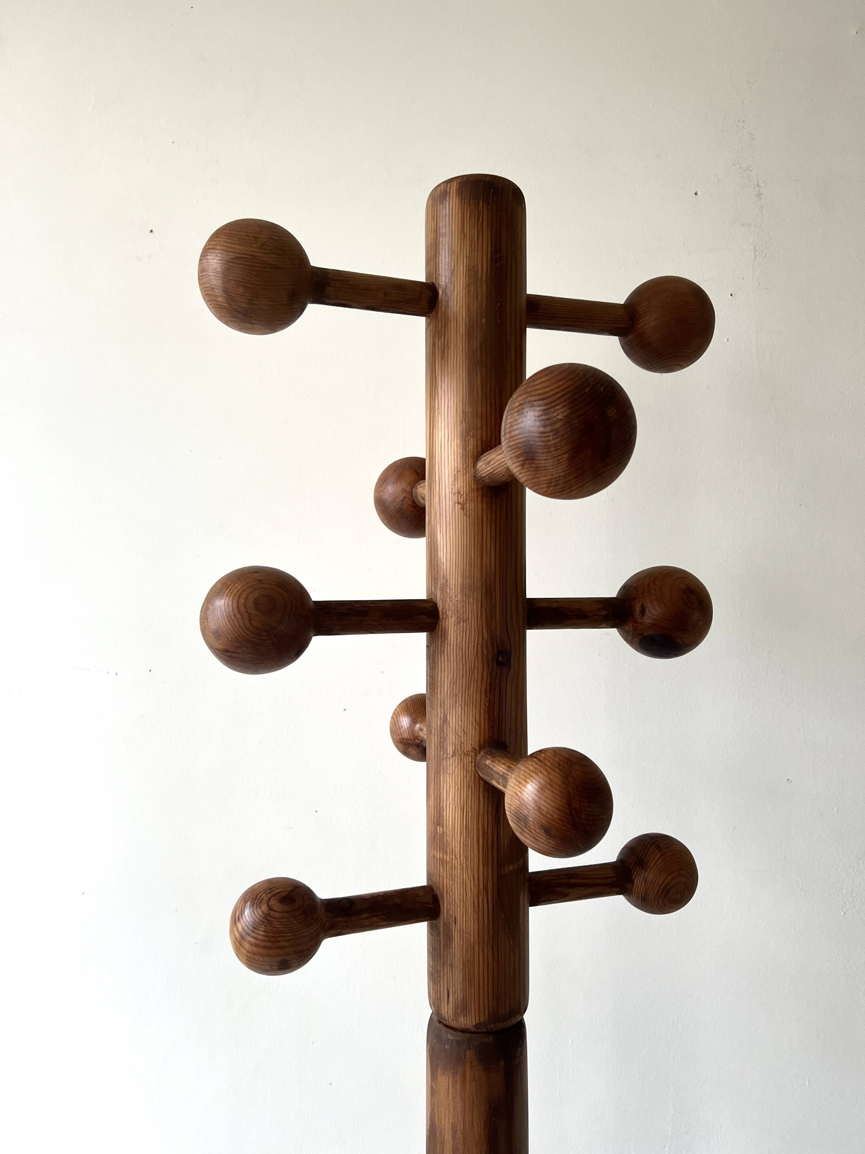 Modernist coat rack on a stand and rotating in solid pine, The Arcs 1970.