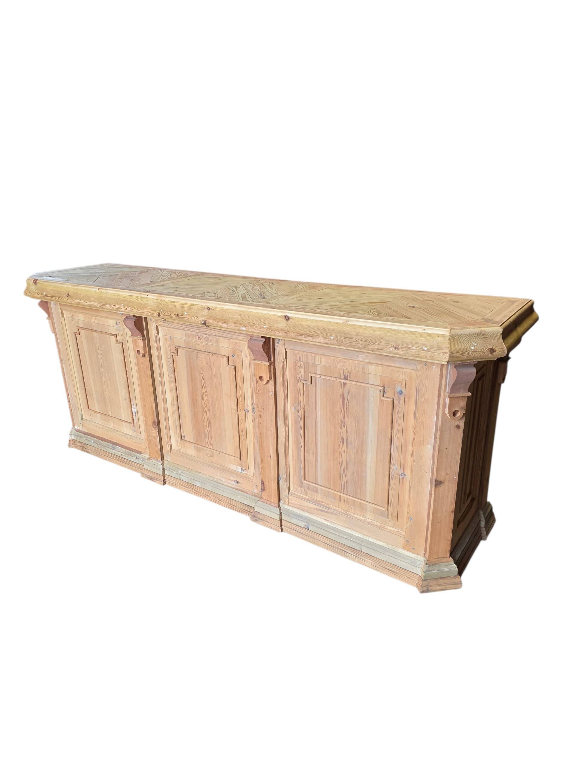 Bistro counter with a Hungarian point design.