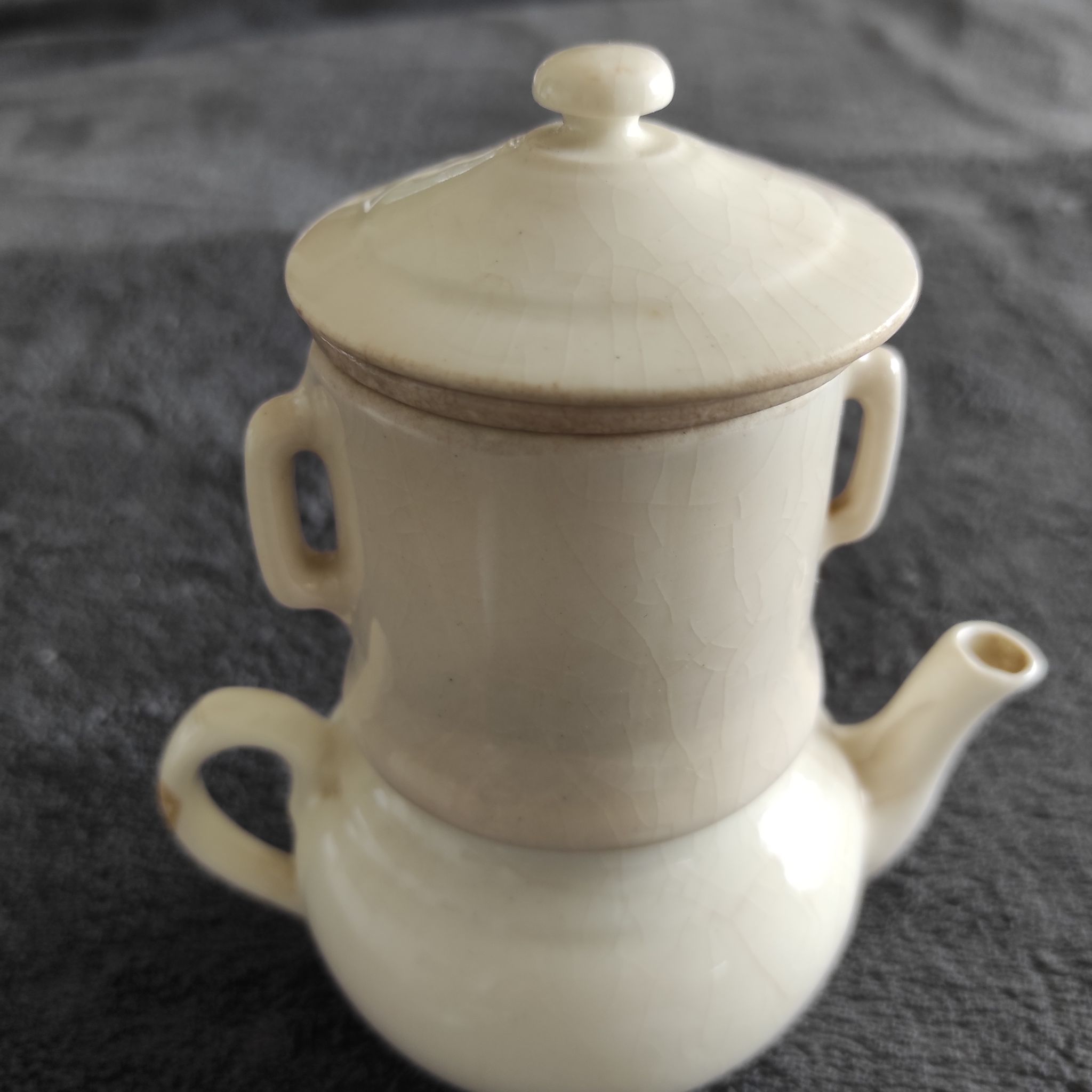 White teapot with filters old and complete p. Precious in Grigny