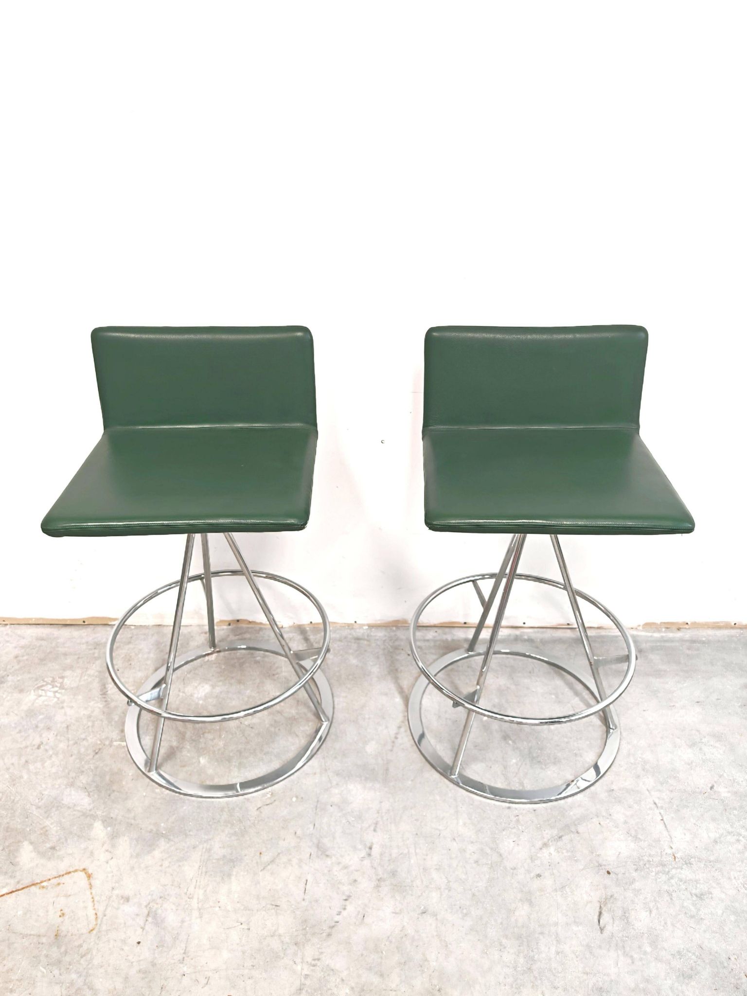 Pair of Dania bar stools in leather by Salvati & Tresoldi for Saporiti.