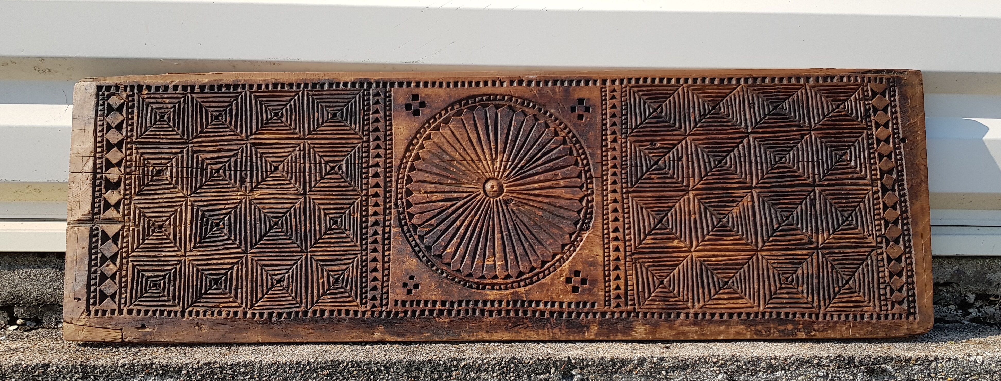 Frieze - carved wooden pediment - Islamic art