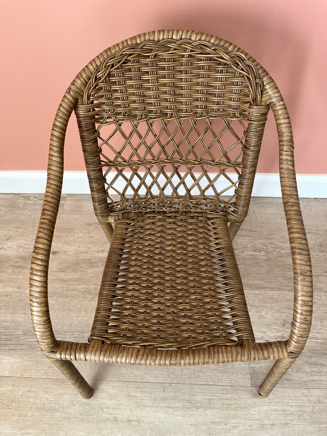 Small children's chair in beige scoubidou.