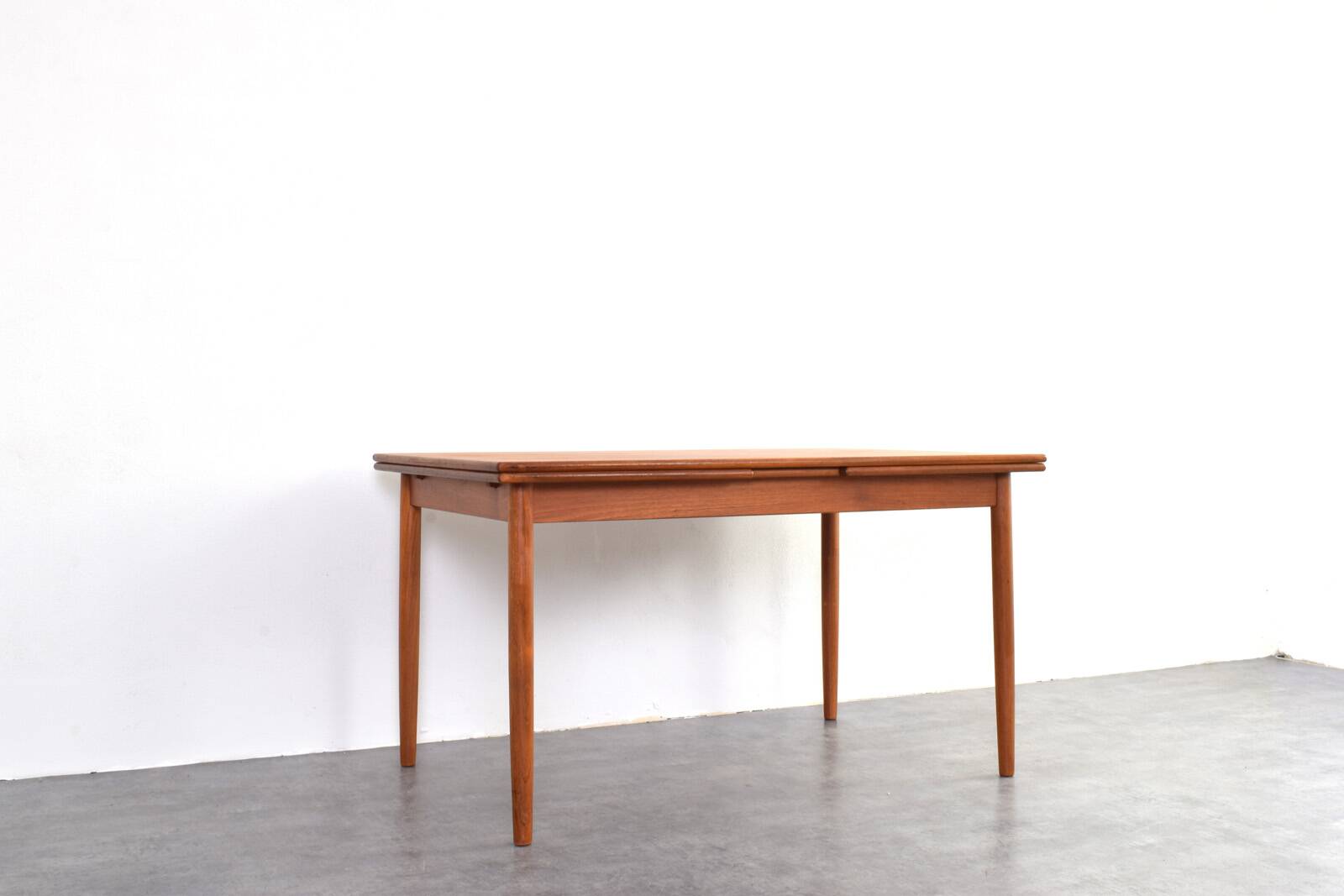 Table à manger extensible en teck danois des années 1960.