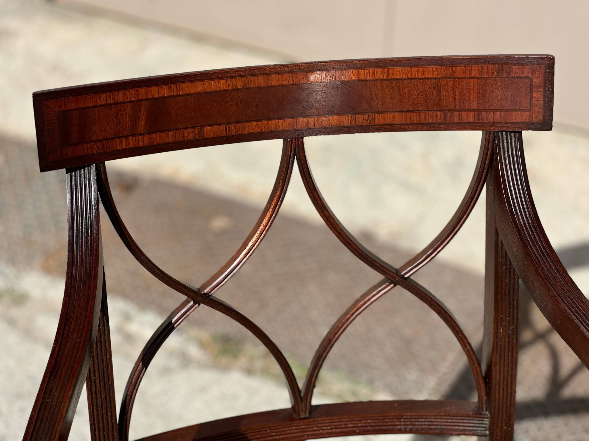 English Sheraton-style mahogany dining room set from the 20th century.