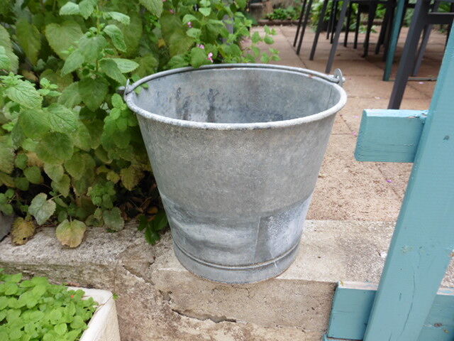 Old bucket in zinc capacity 15 liters