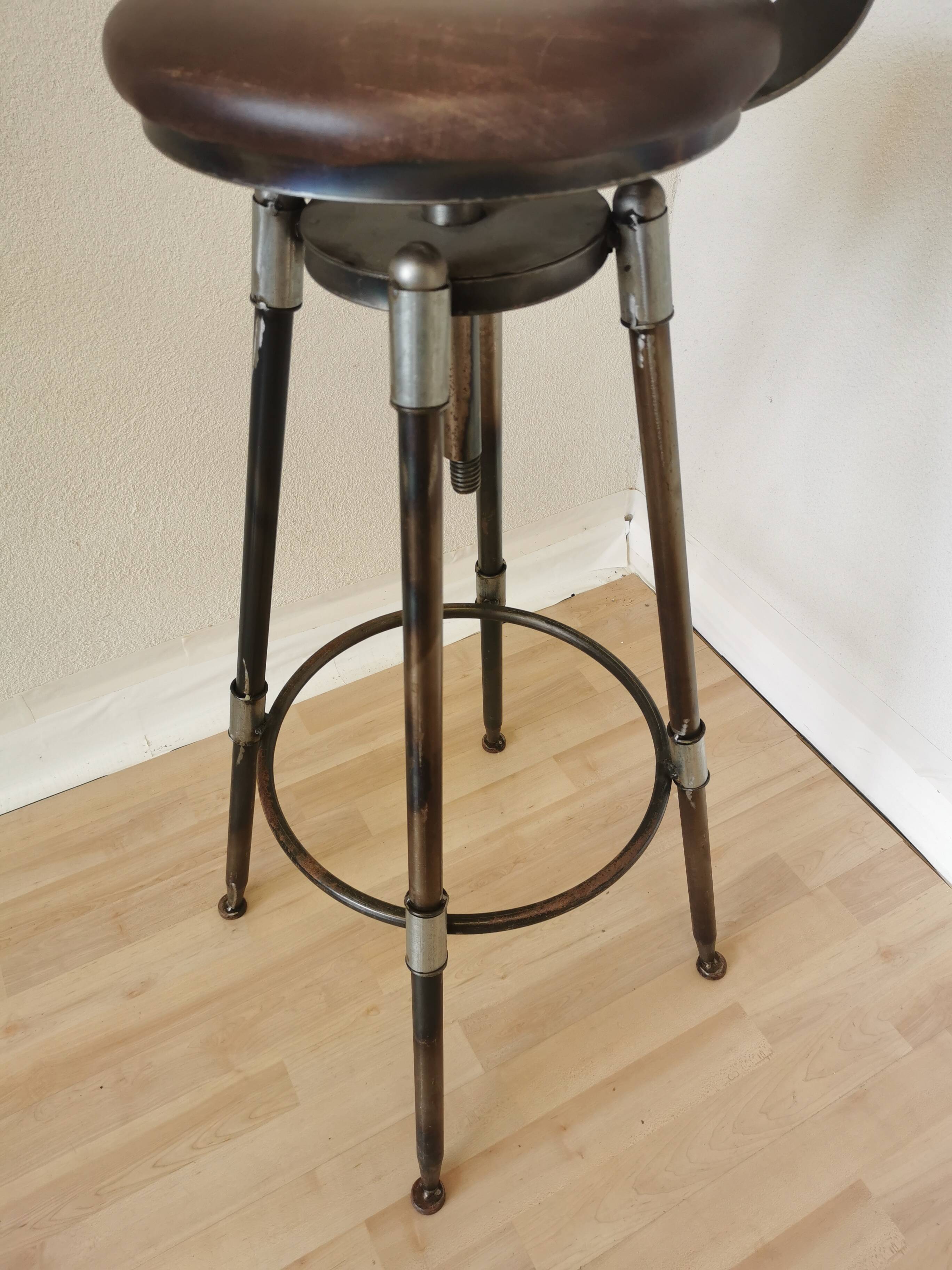 Chaise de bar vintage en métal faite à la main : siège pivotant en cuir à hauteur réglable