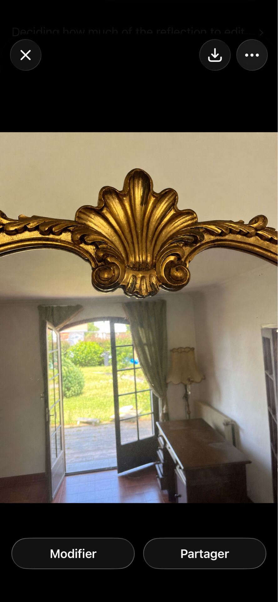 Grand miroir doré style Louis XV / rocaille avec fronton coquille