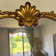 Grand miroir doré style Louis XV / rocaille avec fronton coquille