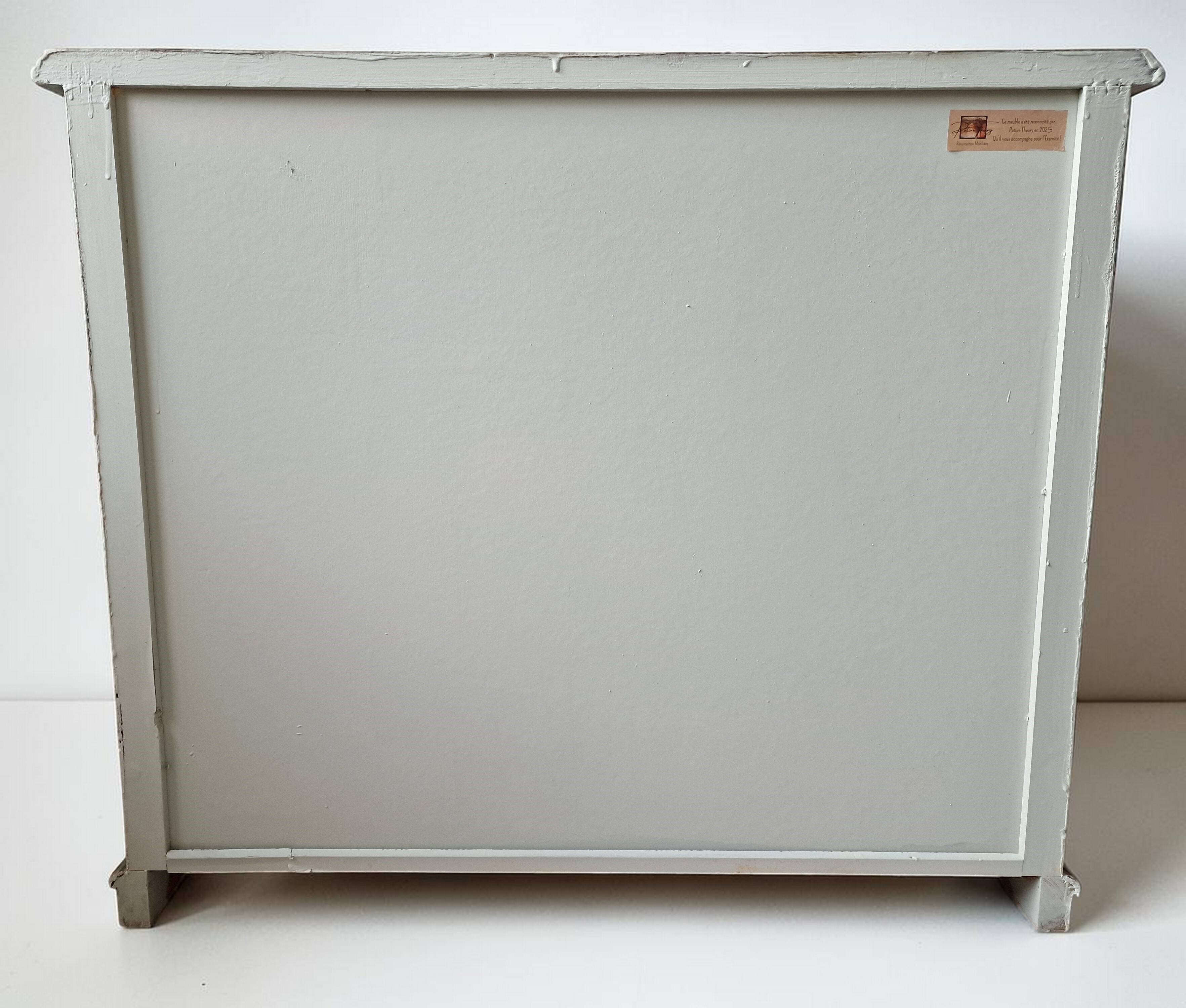 Commode patinée beige et bleu style wabi sabi