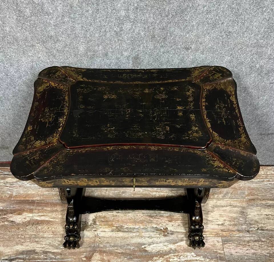 Lacquered work table, blackened wood decorated with Chinese scenes, Napoleon III period circa 1850