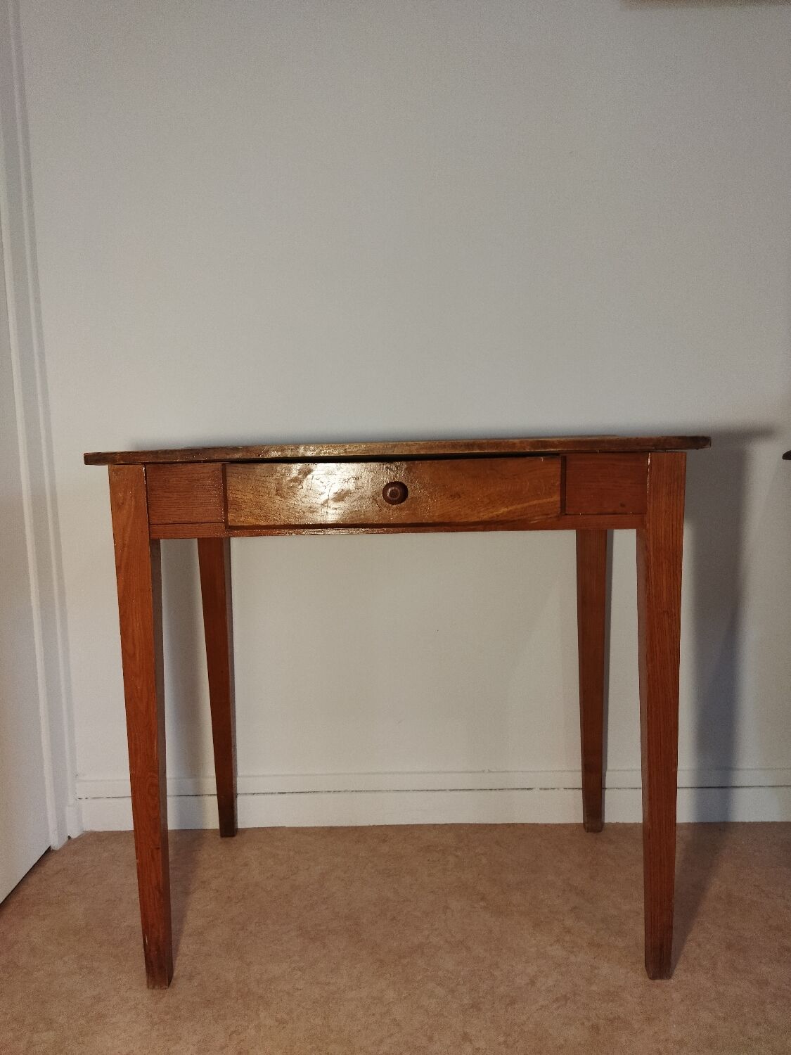 Spindle legs desk