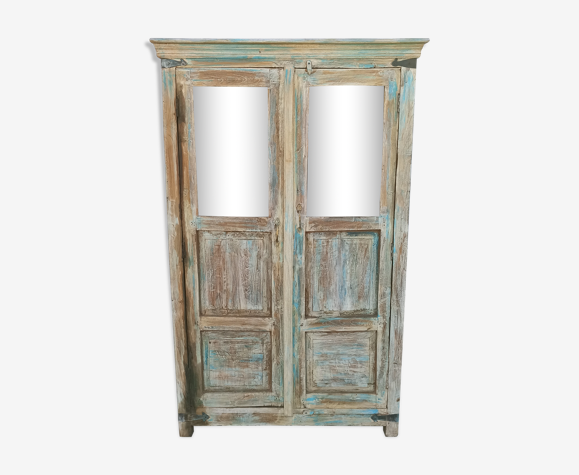 Armoire en bois ancien avec deux portes et vitres