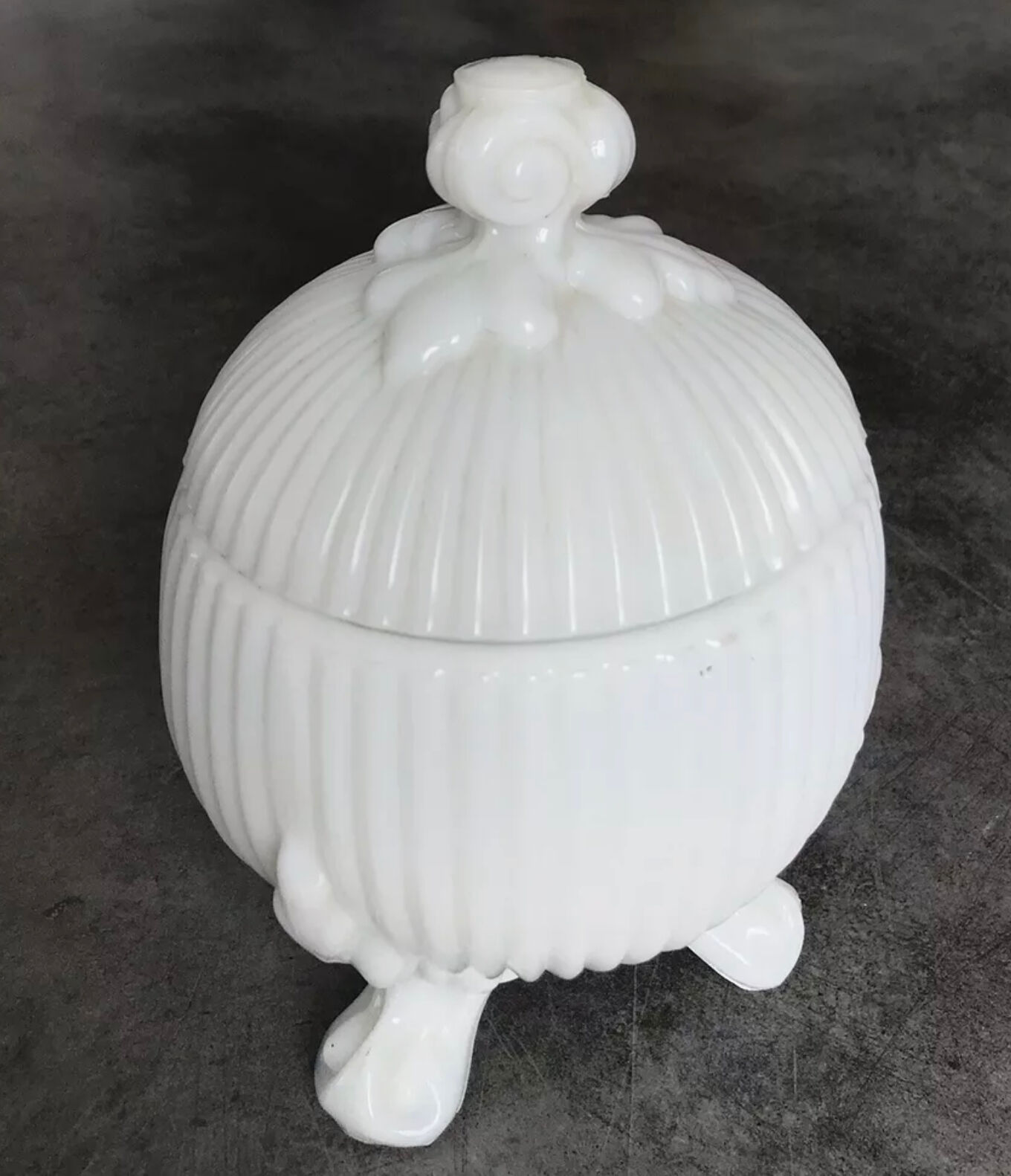 Bonbonnière in white opaline glass round tripodium shape