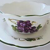 Table table table service decorated with pampres consisting of a drainer and a plate