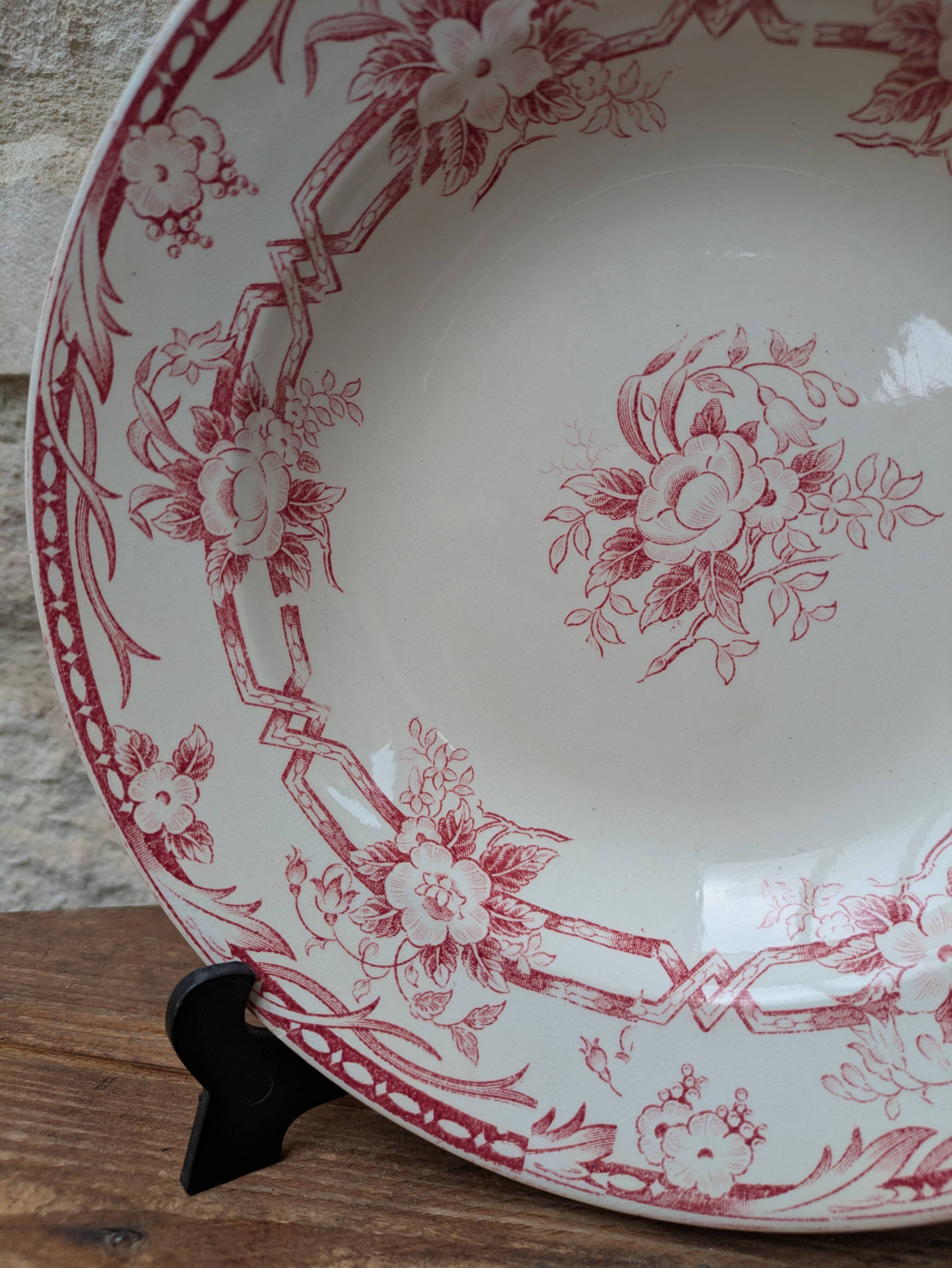 Assiette creuse Sarreguemines modèle Cérès décor fleurs rose Terre de Fer