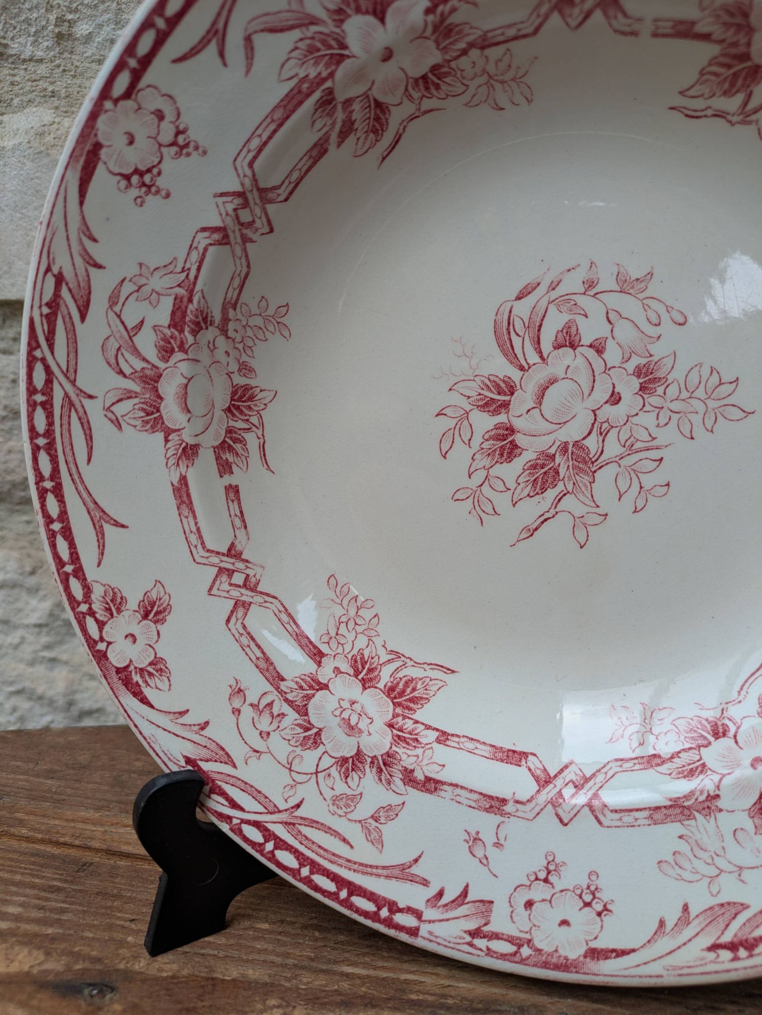 Hollow plate Sarreguemines model Cérès decorated with pink flowers Terre de Fer