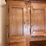 Very important Franc Comtois buffet from the 18th century in honey-colored fir circa 1750