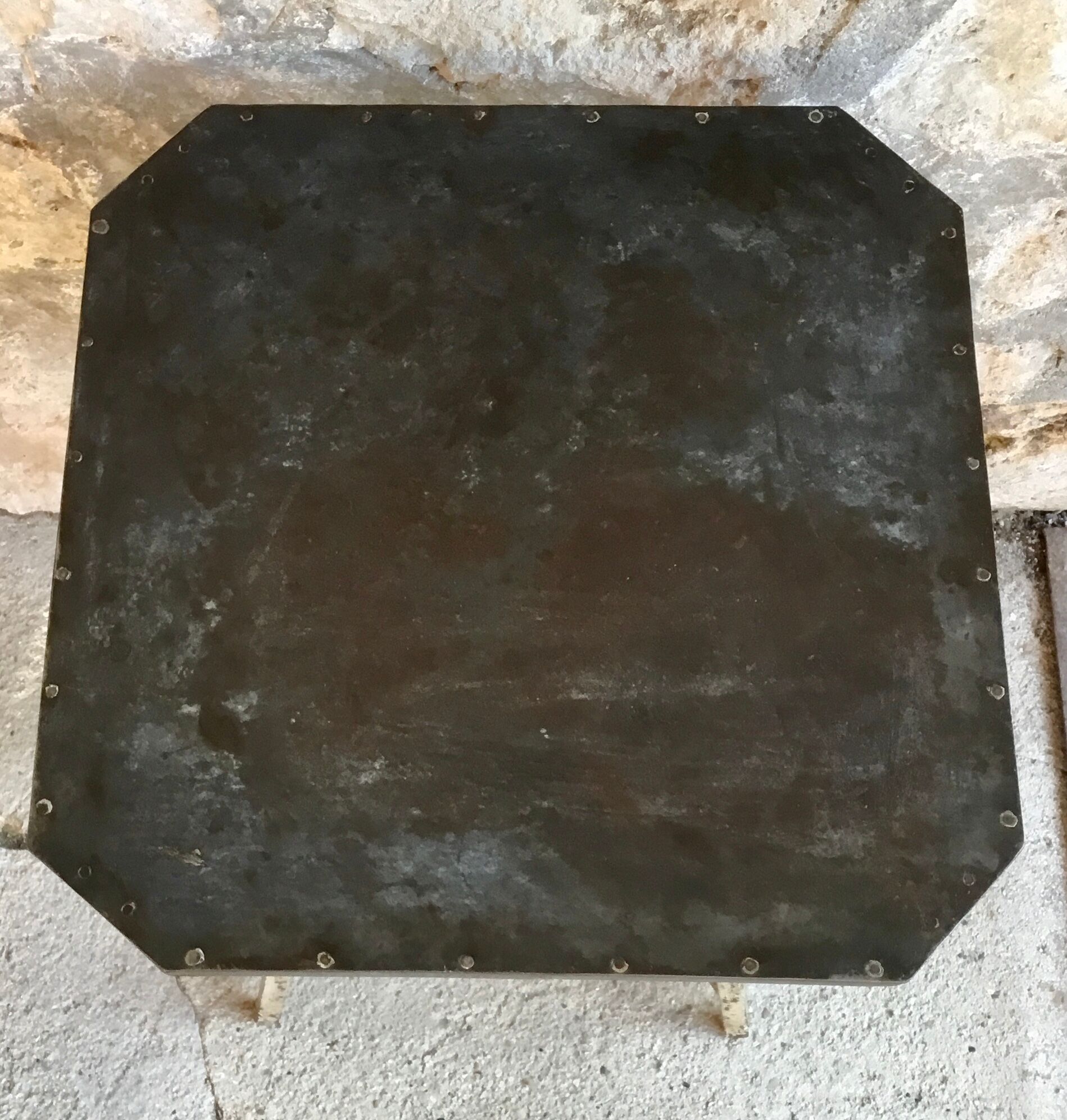 Guéridon industriel en métal riveté mi-XXe siècle