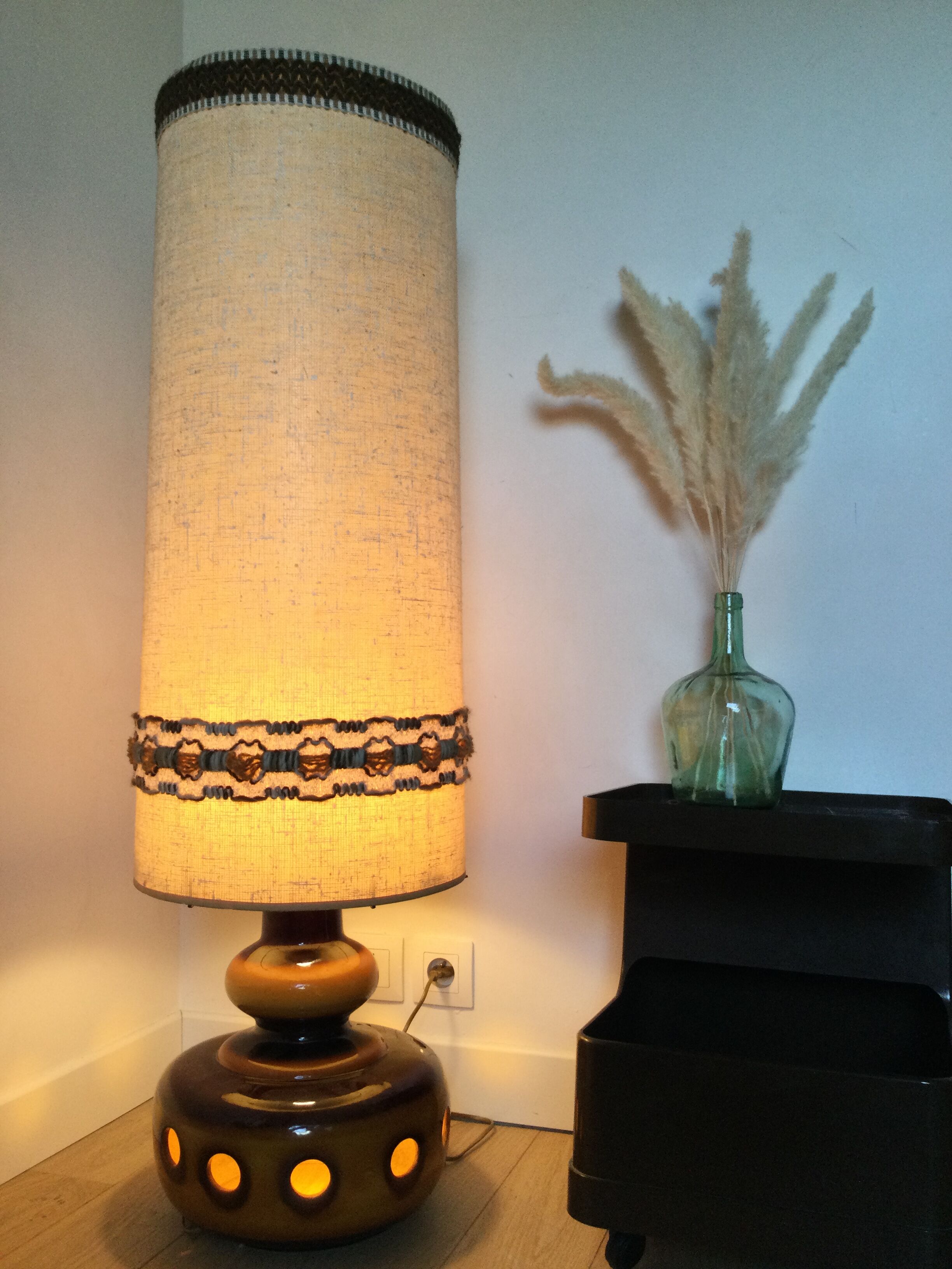 Vintage ceramic foot lamp to lay