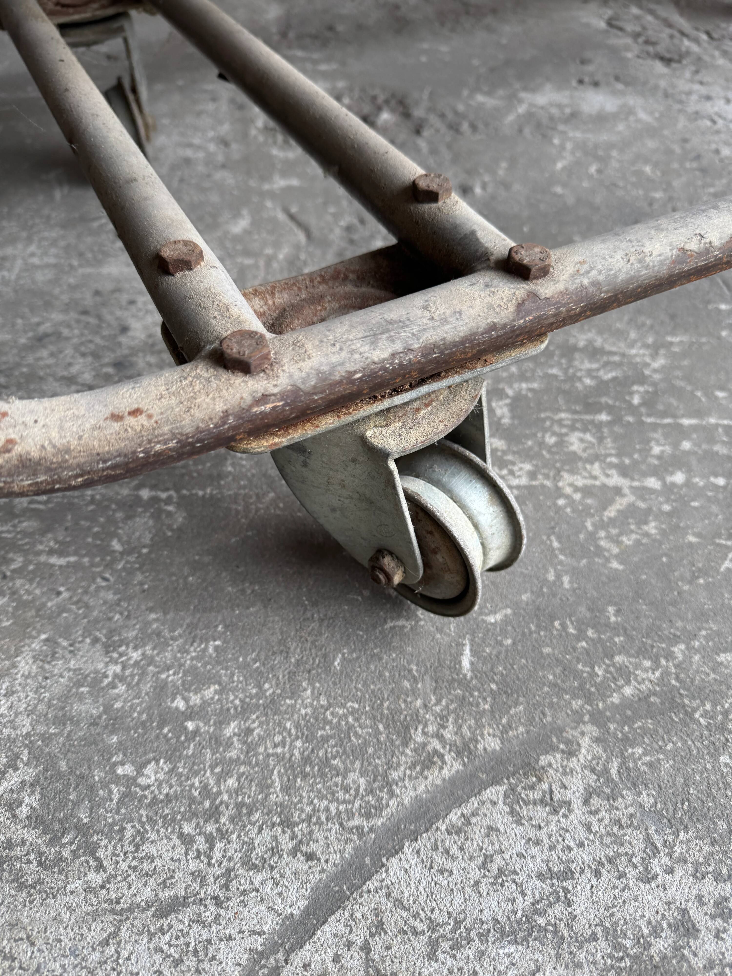 Étagère de boulangerie belge de l'entre-deux-guerres — Structure en métal foncé et étagères en bois brun, vers 1930